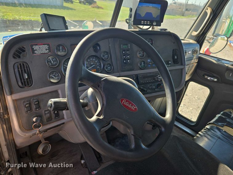 image for item DU6892 2015 Peterbilt  365 refuse truck