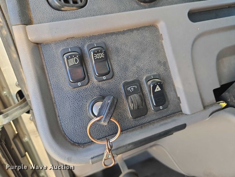 image for item DU6892 2015 Peterbilt  365 refuse truck