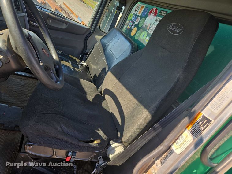 image for item DU6892 2015 Peterbilt  365 refuse truck