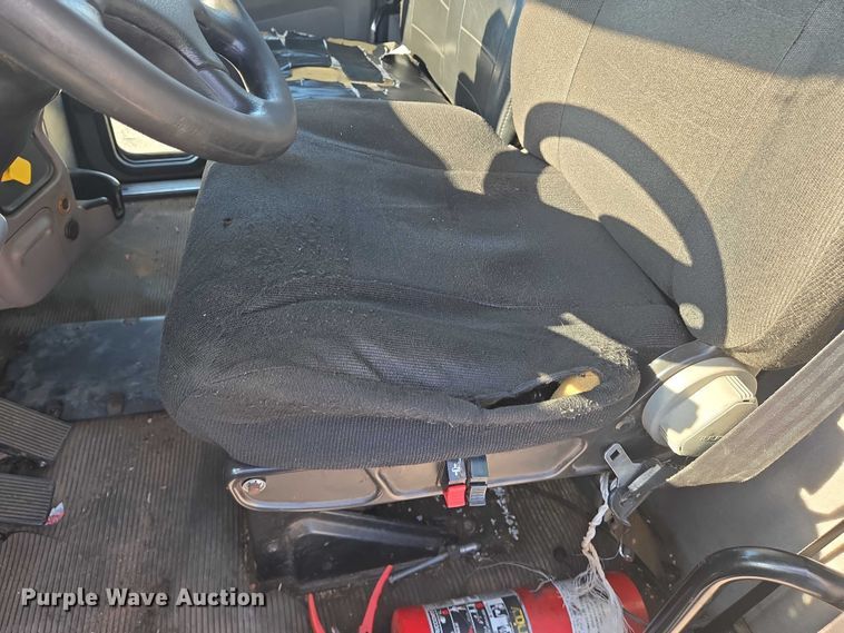 image for item DU6892 2015 Peterbilt  365 refuse truck