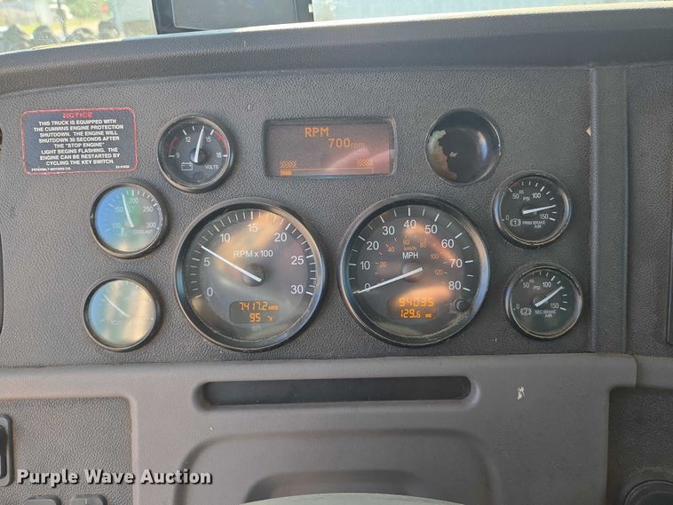 image for item DU6892 2015 Peterbilt  365 refuse truck