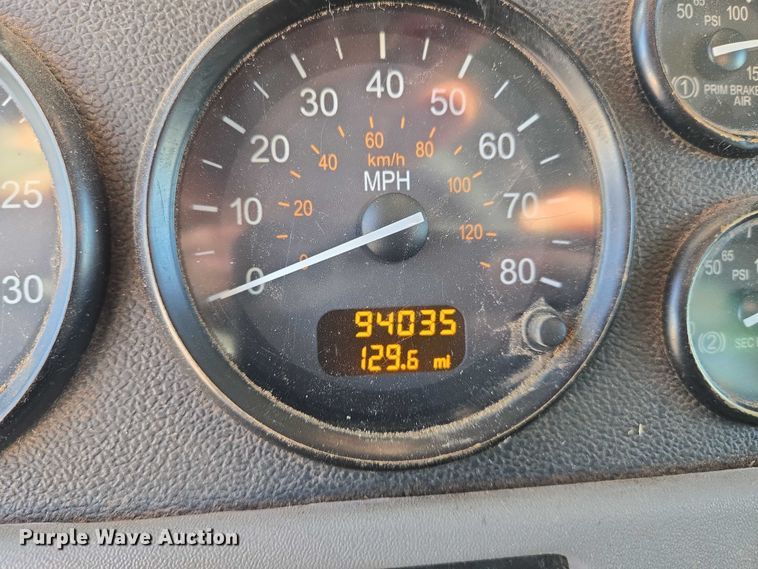 image for item DU6892 2015 Peterbilt  365 refuse truck