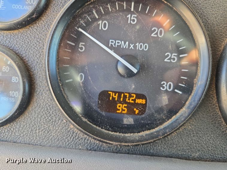 image for item DU6892 2015 Peterbilt  365 refuse truck