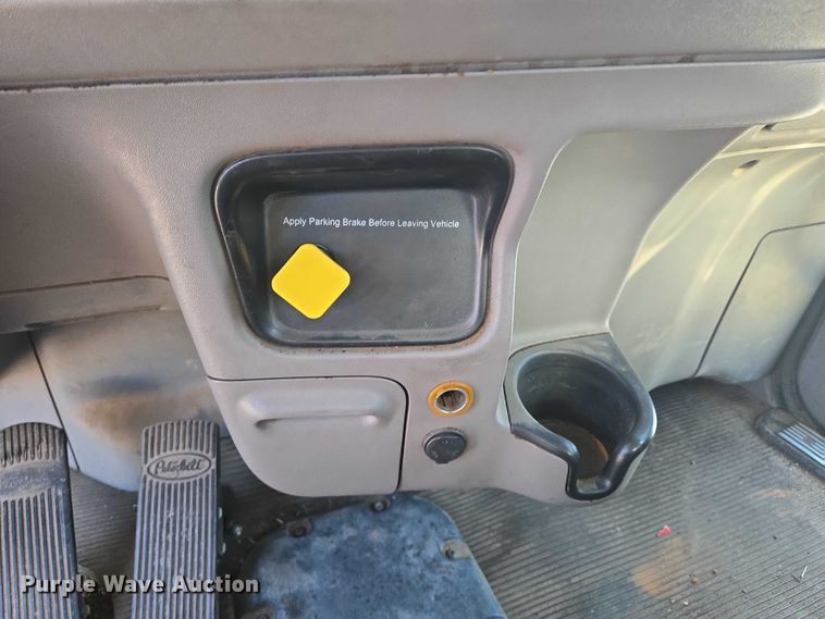 image for item DU6892 2015 Peterbilt  365 refuse truck