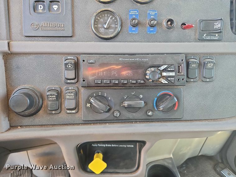 image for item DU6892 2015 Peterbilt  365 refuse truck