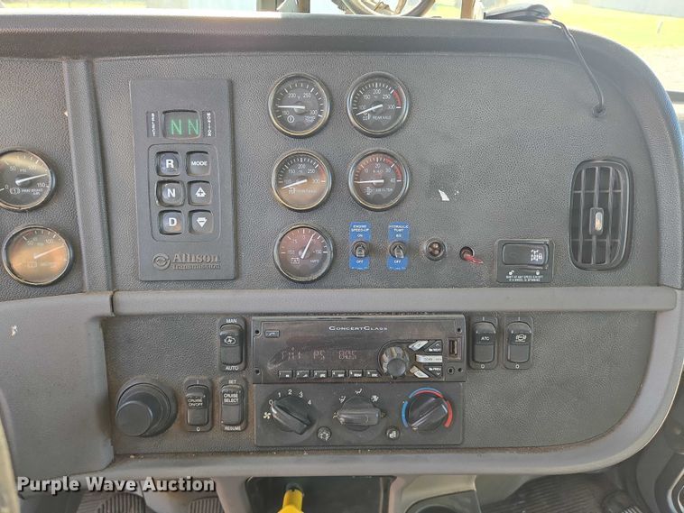 image for item DU6892 2015 Peterbilt  365 refuse truck