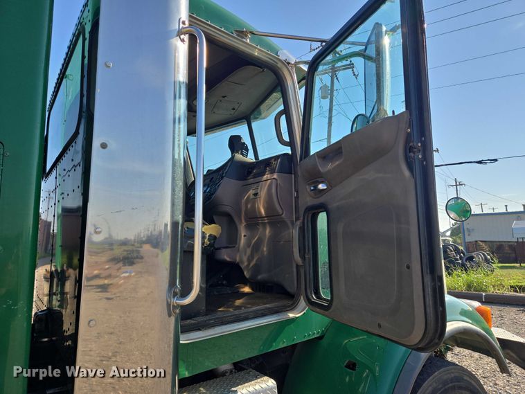 image for item DU6892 2015 Peterbilt  365 refuse truck