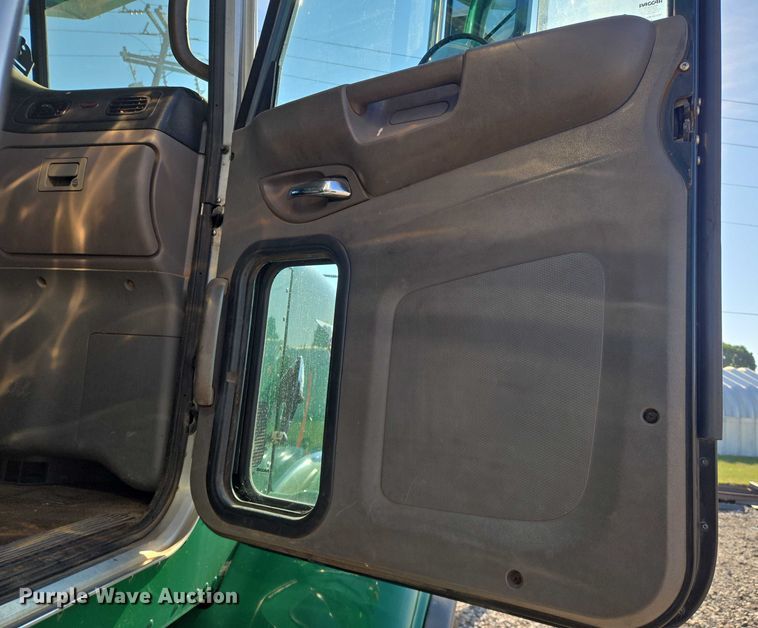 image for item DU6892 2015 Peterbilt  365 refuse truck