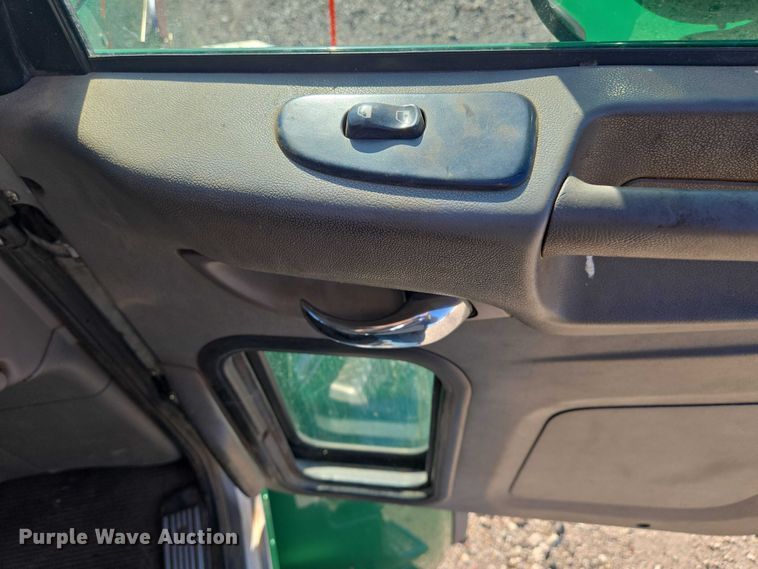 image for item DU6892 2015 Peterbilt  365 refuse truck