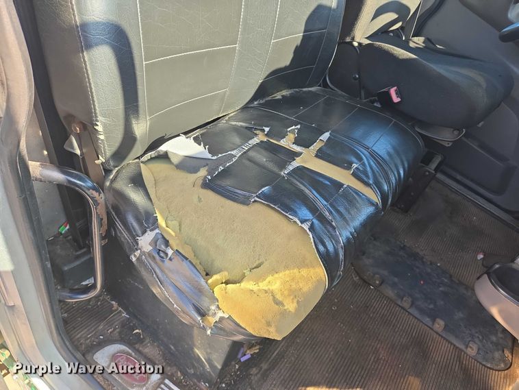 image for item DU6892 2015 Peterbilt  365 refuse truck