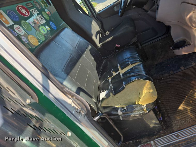 image for item DU6892 2015 Peterbilt  365 refuse truck