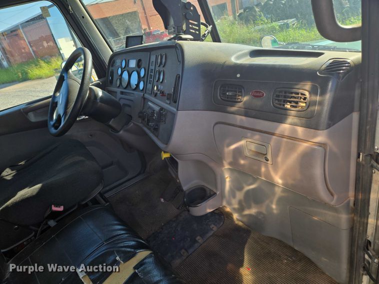 image for item DU6892 2015 Peterbilt  365 refuse truck