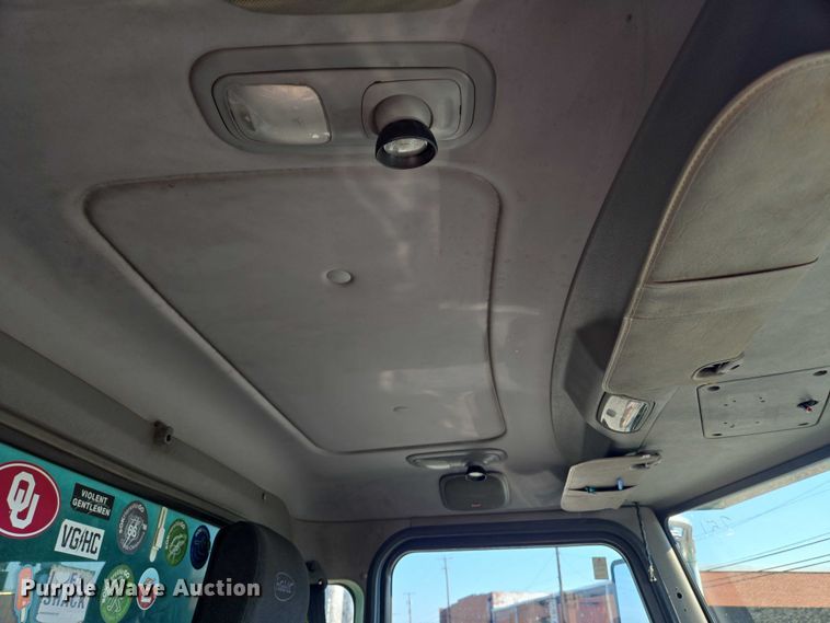 image for item DU6892 2015 Peterbilt  365 refuse truck