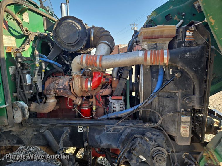 image for item DU6892 2015 Peterbilt  365 refuse truck