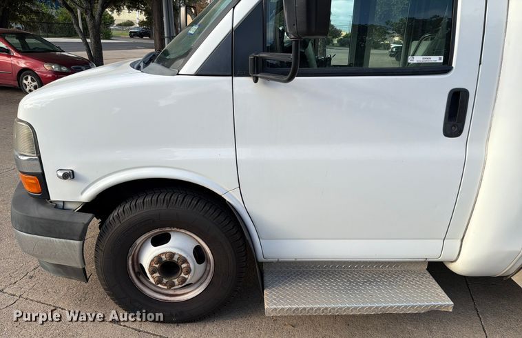 image for item DX5823 2017 Eldorado Chevrolet Express shuttle bus