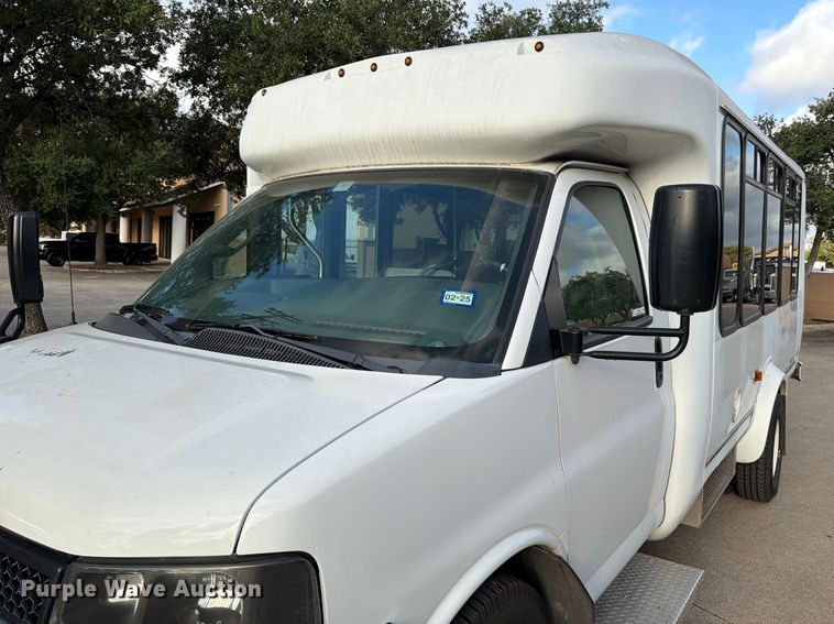 image for item DX5823 2017 Eldorado Chevrolet Express shuttle bus