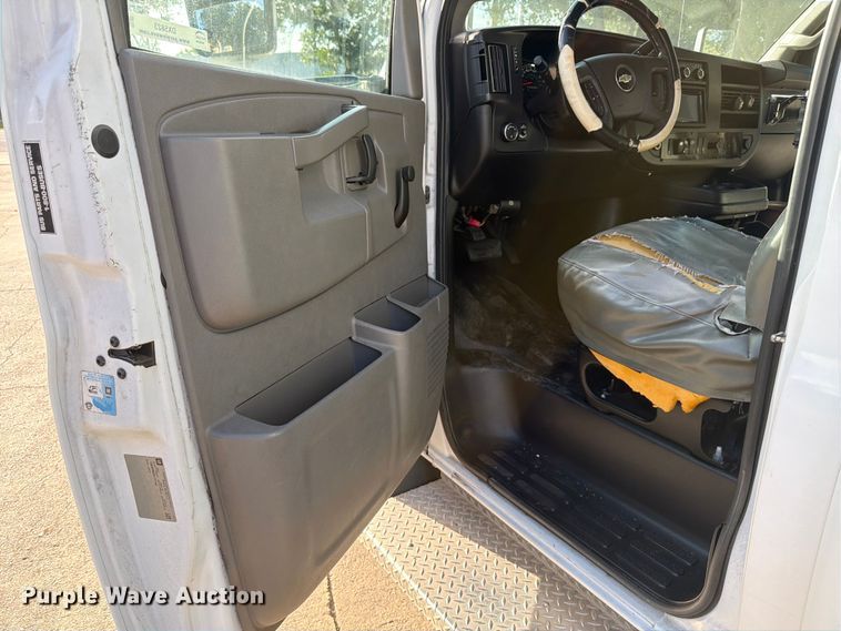 image for item DX5823 2017 Eldorado Chevrolet Express shuttle bus