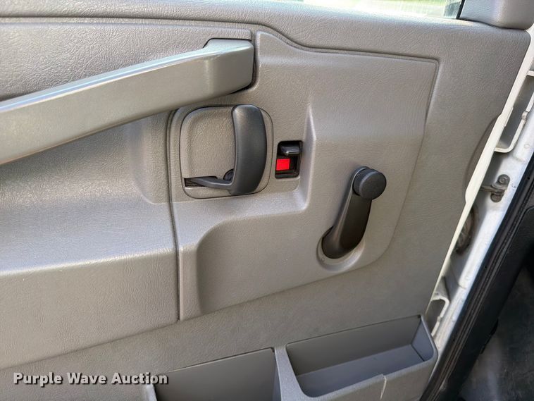 image for item DX5823 2017 Eldorado Chevrolet Express shuttle bus