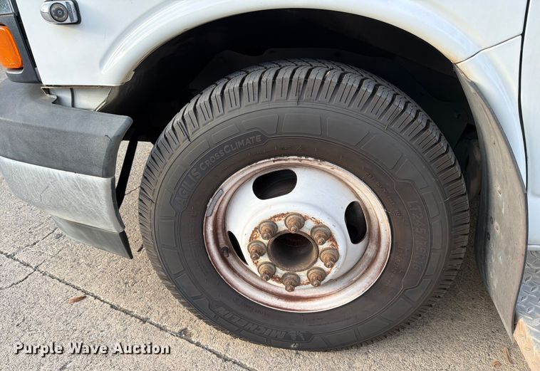 image for item DX5823 2017 Eldorado Chevrolet Express shuttle bus