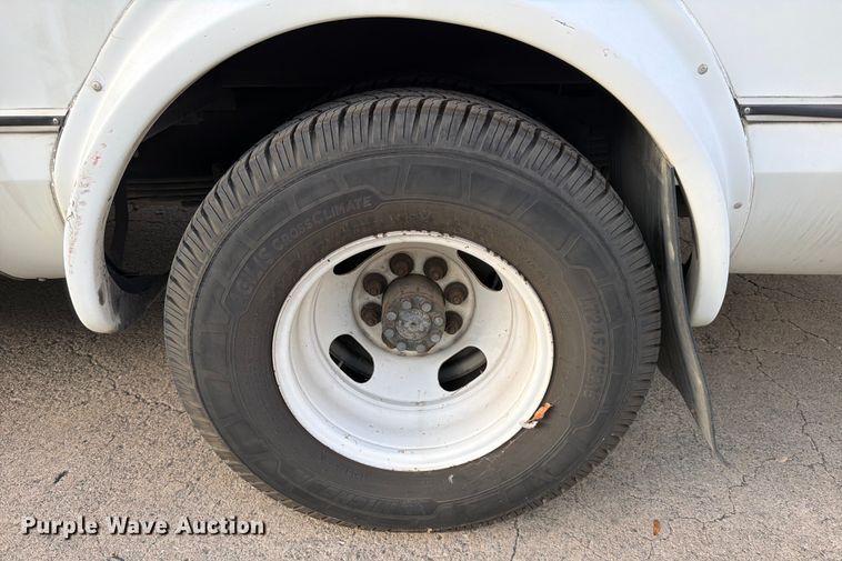 image for item DX5823 2017 Eldorado Chevrolet Express shuttle bus