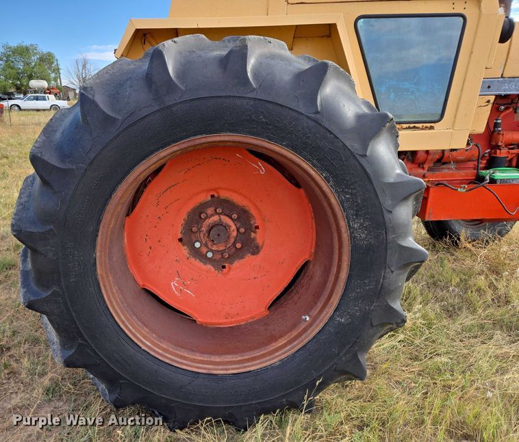 image for item DY1180 1972 Case 1370 tractor