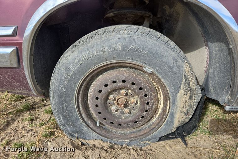 image for item DY1181 1991 Chrysler New Yorker Salon 