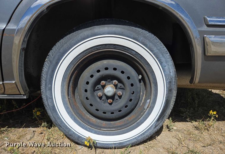 image for item DY1185 1991 Chrysler New Yorker Salon 