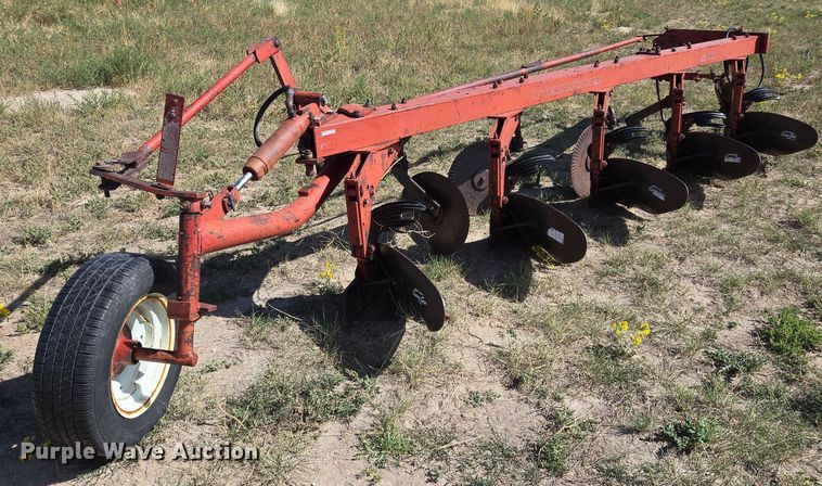 image for item DY1187 International 710 plow