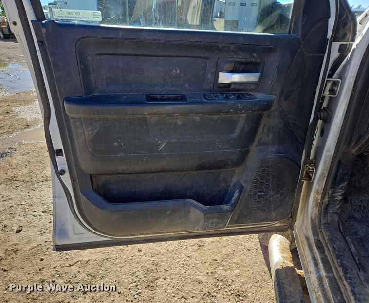 image for item DY1240 2019 RAM 3500HD Crew Cab flatbed pickup truck