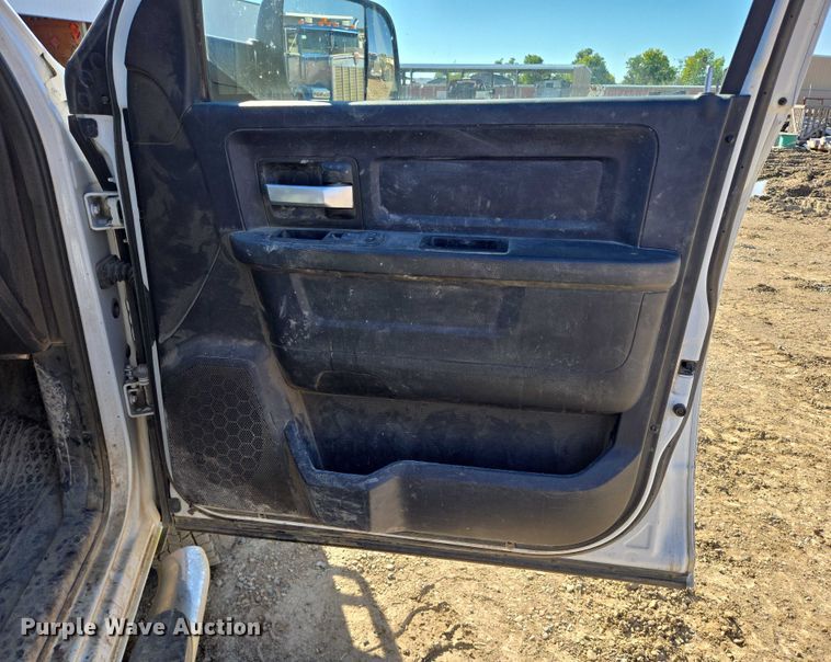 image for item DY1240 2019 RAM 3500HD Crew Cab flatbed pickup truck