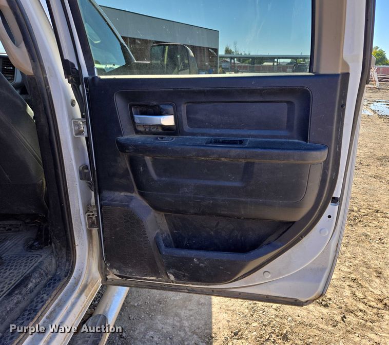 image for item DY1240 2019 RAM 3500HD Crew Cab flatbed pickup truck