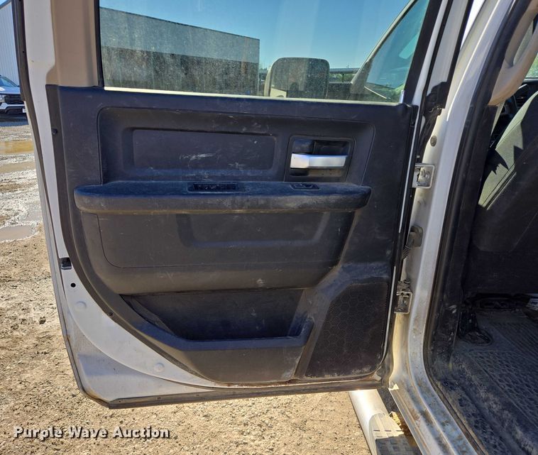 image for item DY1240 2019 RAM 3500HD Crew Cab flatbed pickup truck