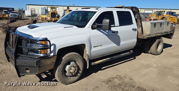 image for item DY1241 2019 Chevrolet Silverado 3500HD Crew Cab flatbed pickup truck