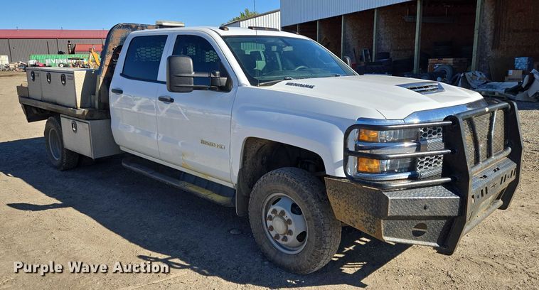 image for item DY1241 2019 Chevrolet Silverado 3500HD Crew Cab flatbed pickup truck