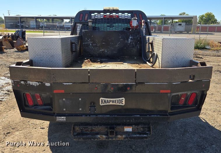 image for item DY1241 2019 Chevrolet Silverado 3500HD Crew Cab flatbed pickup truck