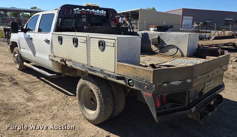 image for item DY1241 2019 Chevrolet Silverado 3500HD Crew Cab flatbed pickup truck