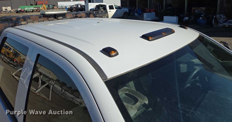 image for item DY1241 2019 Chevrolet Silverado 3500HD Crew Cab flatbed pickup truck