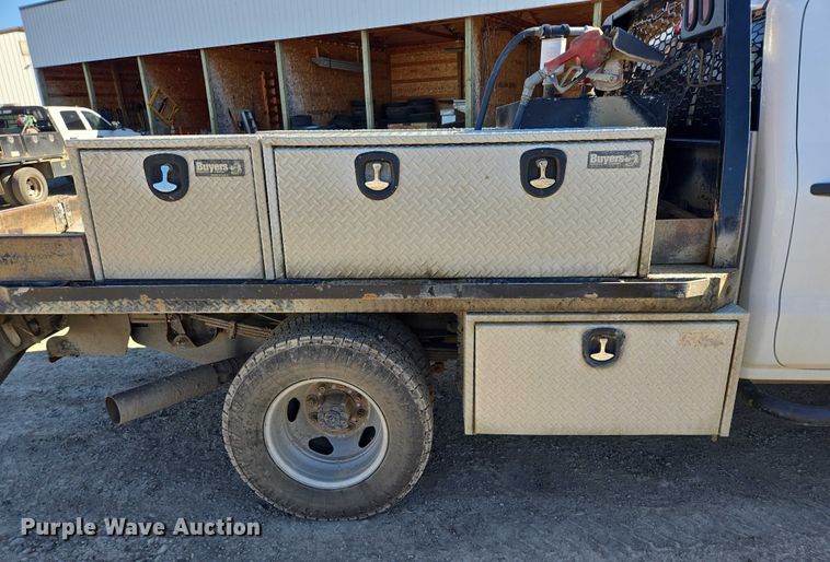 image for item DY1241 2019 Chevrolet Silverado 3500HD Crew Cab flatbed pickup truck