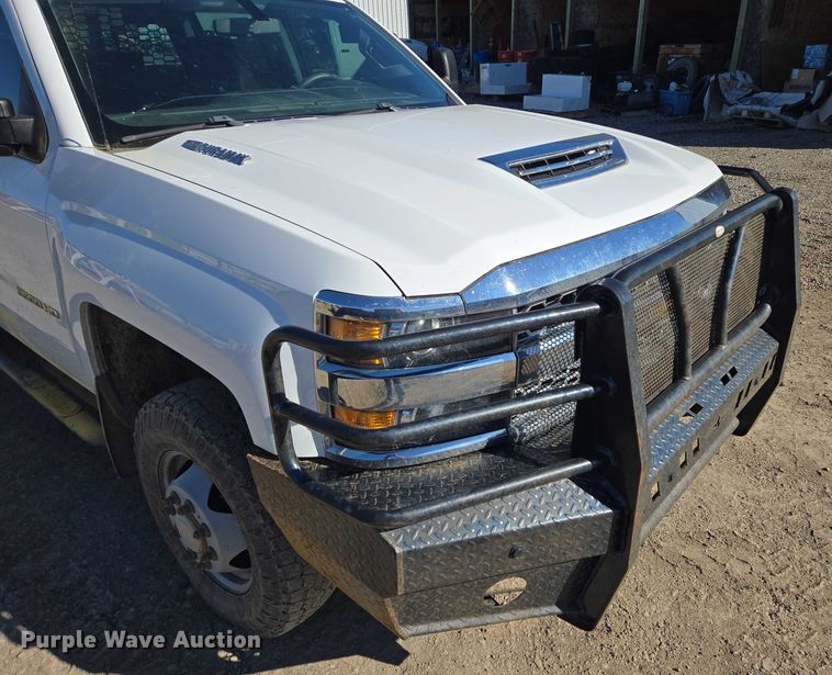 image for item DY1241 2019 Chevrolet Silverado 3500HD Crew Cab flatbed pickup truck