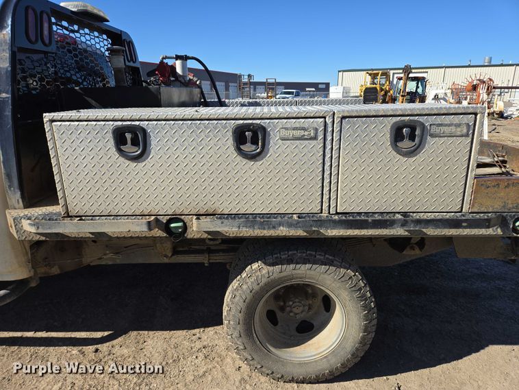 image for item DY1241 2019 Chevrolet Silverado 3500HD Crew Cab flatbed pickup truck