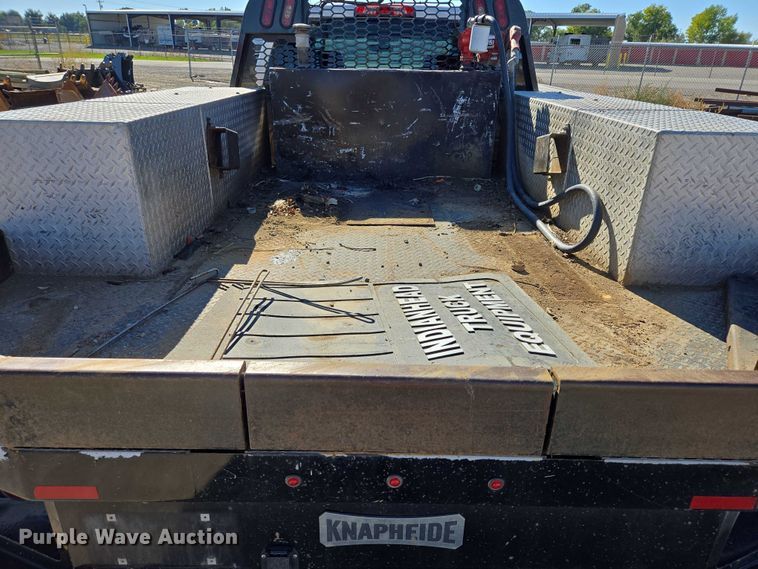 image for item DY1241 2019 Chevrolet Silverado 3500HD Crew Cab flatbed pickup truck