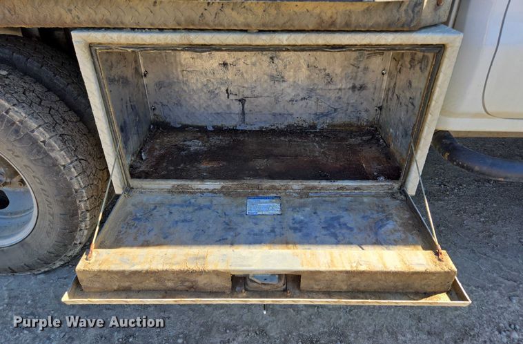 image for item DY1241 2019 Chevrolet Silverado 3500HD Crew Cab flatbed pickup truck