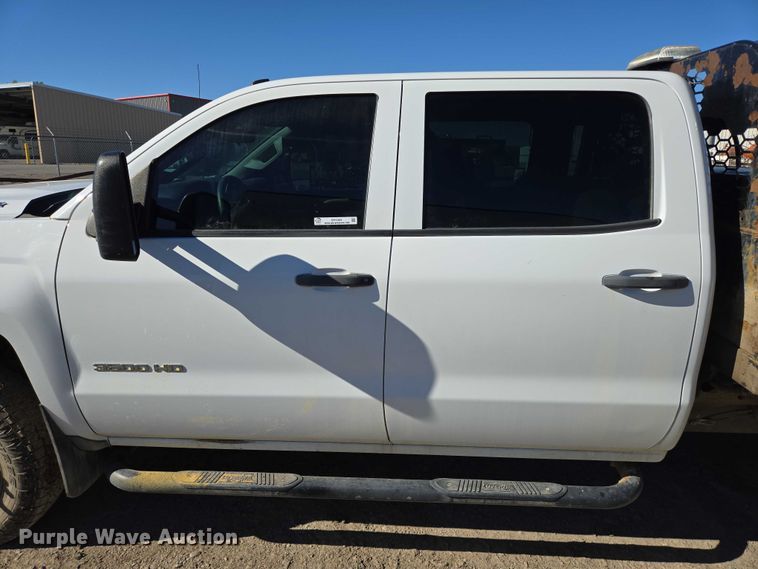 image for item DY1241 2019 Chevrolet Silverado 3500HD Crew Cab flatbed pickup truck