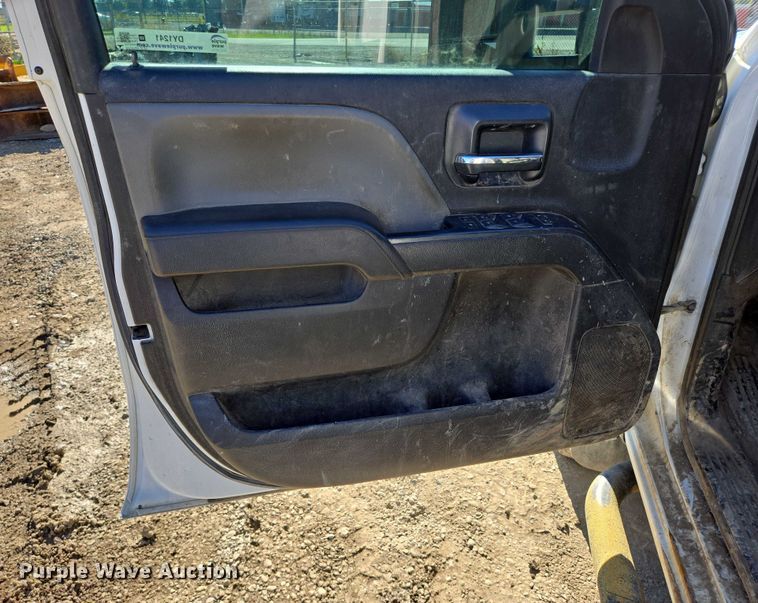 image for item DY1241 2019 Chevrolet Silverado 3500HD Crew Cab flatbed pickup truck