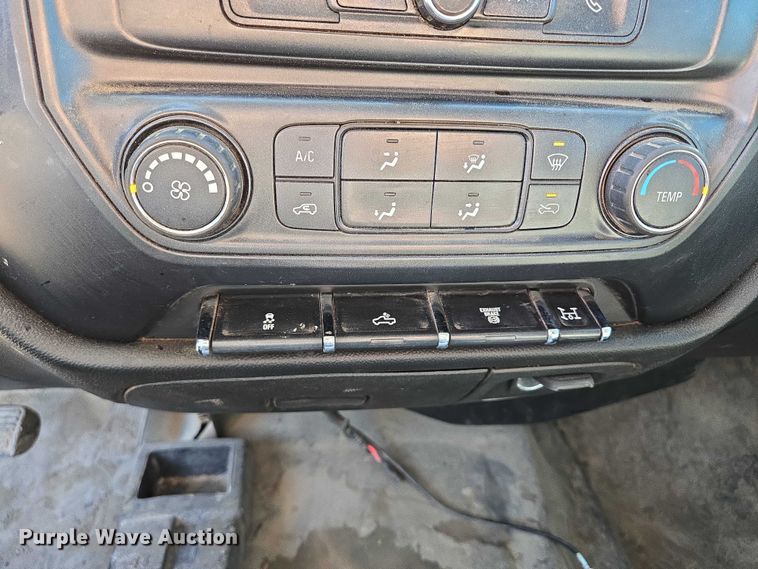 image for item DY1241 2019 Chevrolet Silverado 3500HD Crew Cab flatbed pickup truck