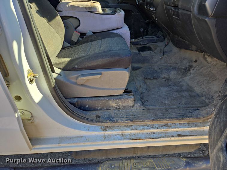 image for item DY1241 2019 Chevrolet Silverado 3500HD Crew Cab flatbed pickup truck