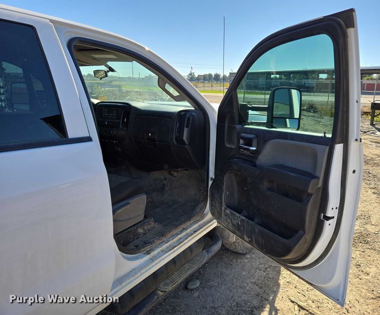 image for item DY1241 2019 Chevrolet Silverado 3500HD Crew Cab flatbed pickup truck