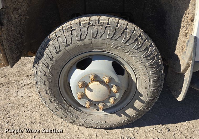 image for item DY1241 2019 Chevrolet Silverado 3500HD Crew Cab flatbed pickup truck