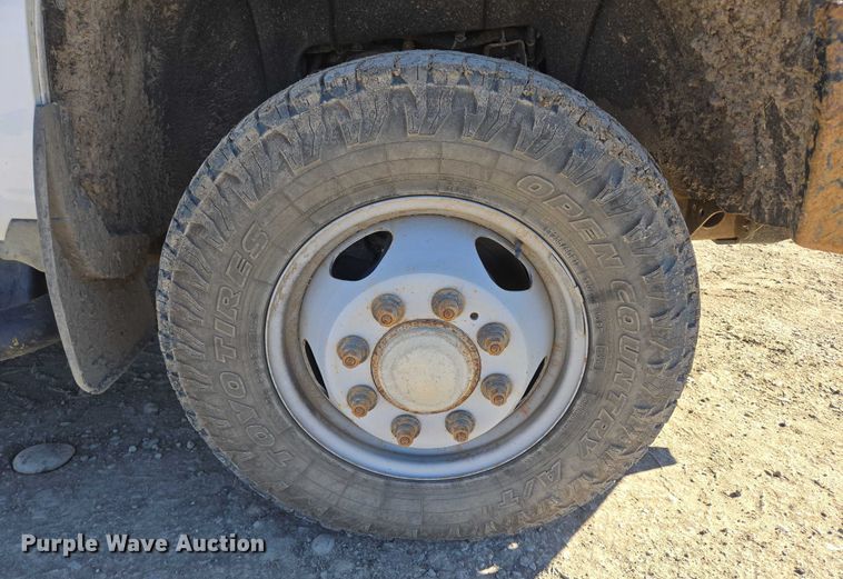 image for item DY1241 2019 Chevrolet Silverado 3500HD Crew Cab flatbed pickup truck