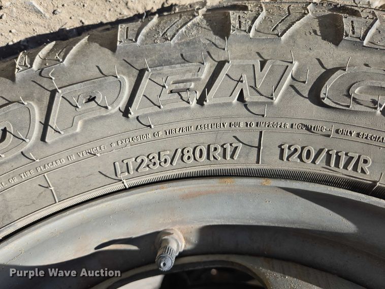 image for item DY1241 2019 Chevrolet Silverado 3500HD Crew Cab flatbed pickup truck